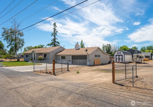 Photo 4 of Single family home for sale at 2096 Hamilton Rd NE, Moses Lake, WA 98837 | MLS# NWM2552947 | Listing updated on 2026-09-24
