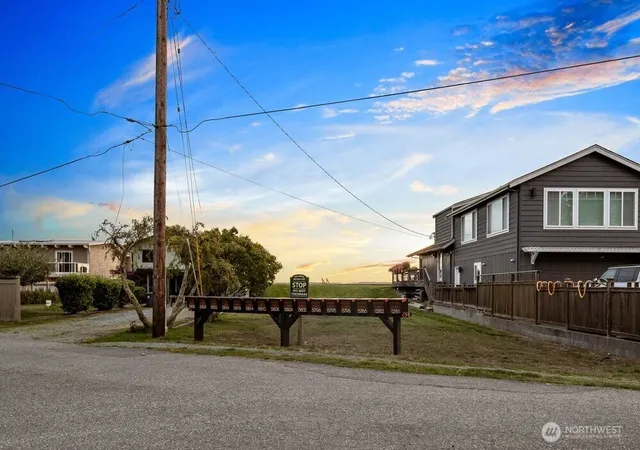 Photo 3 of Single family home for sale at 1281 Starfish Rd, Freeland, WA 98249 | MLS# NWM2552987 | Listing updated on 2026-10-01
