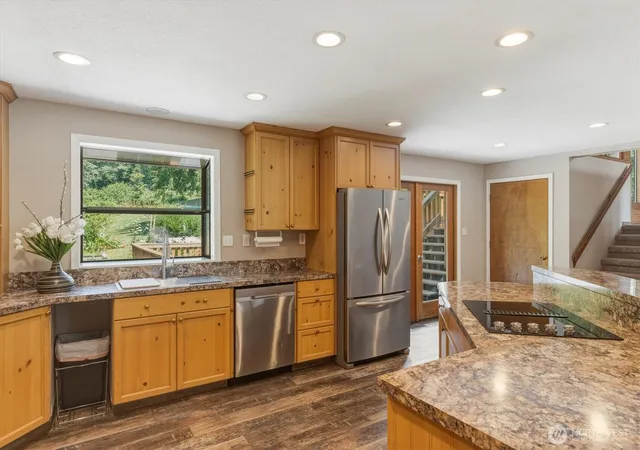 Photo 4 of Single family home for sale at 550 Ragland, Longview, WA 98632 | MLS# NWM2553040 | Listing updated on 2026-09-22