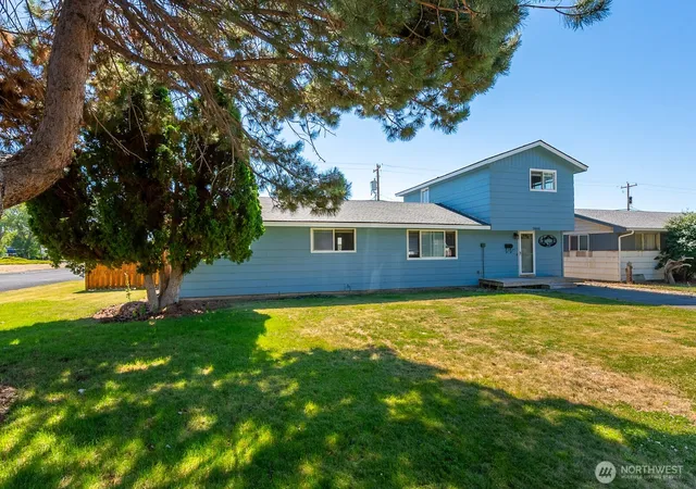Photo 3 of Sale Pending at 1608 C St Sw, Ephrata, WA 98823 | MLS# NWM2553153 | Listing updated on 2026-10-01