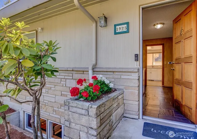 Photo 3 of Single family home for sale at 1925 Sw 167th Street, Burien, WA 98166 | MLS# NWM2553180 | Listing updated on 2026-09-28