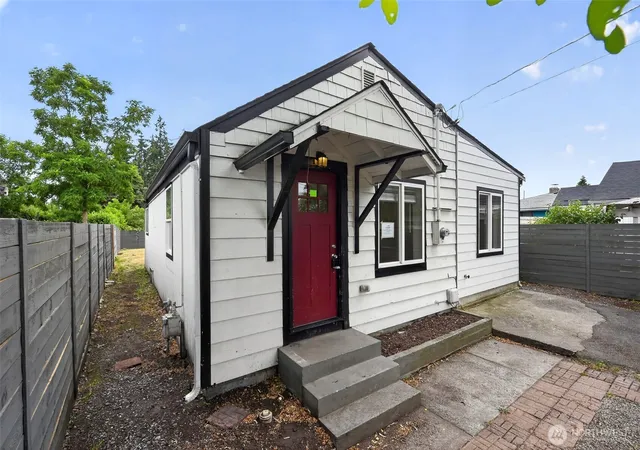 Photo 1 of Single family home for sale at 512 133rd Street S, Tacoma, WA 98444 | MLS# NWM2553232 | Listing updated on 2026-09-29