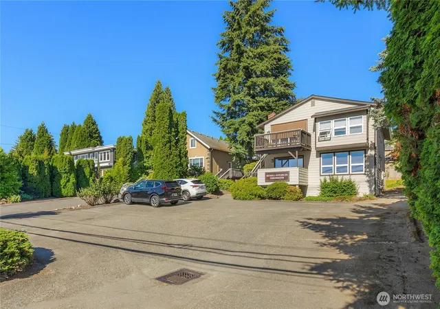 Photo 4 of Sale Pending at 822 6th Street S, Kirkland, WA 98033 | MLS# NWM2553246 | Listing updated on 2026-09-25