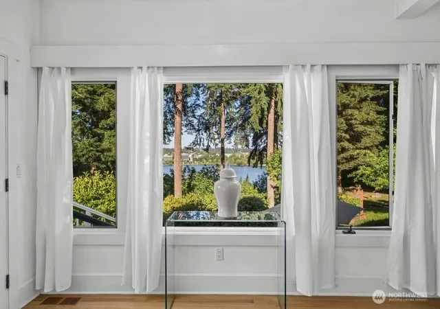 Photo 3 of Single family home for sale at 816 Percival St SW, Olympia, WA 98502 | MLS# NWM2553293 | Listing updated on 2026-09-27