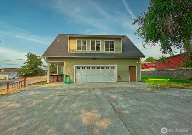 Photo 1 of Single family home for sale at 400 Partello Park, Grand Coulee, WA 99133 | MLS# NWM2553508 | Listing updated on 2026-09-22