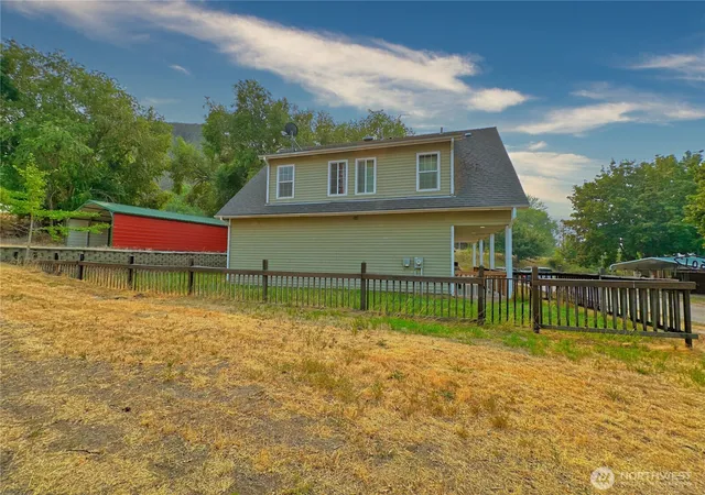 Photo 3 of Single family home for sale at 400 Partello Park, Grand Coulee, WA 99133 | MLS# NWM2553508 | Listing updated on 2026-09-22