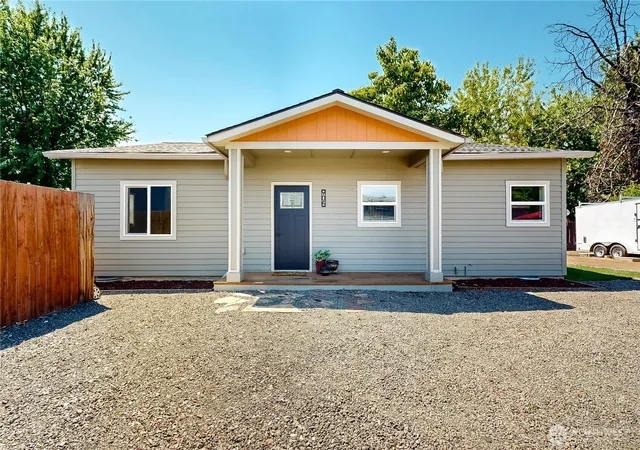 Photo 1 of Sale Pending at 905 Cowl St, Milton Freewater, OR 97862 | MLS# NWM2553561 | Listing updated on 2026-09-25
