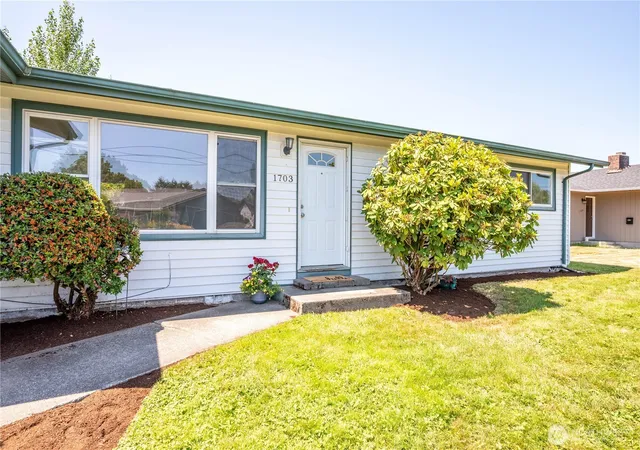 Photo 2 of Single family home for sale at 1703 33rd Avenue, Longview, WA 98632 | MLS# NWM2553646 | Listing updated on 2026-09-27