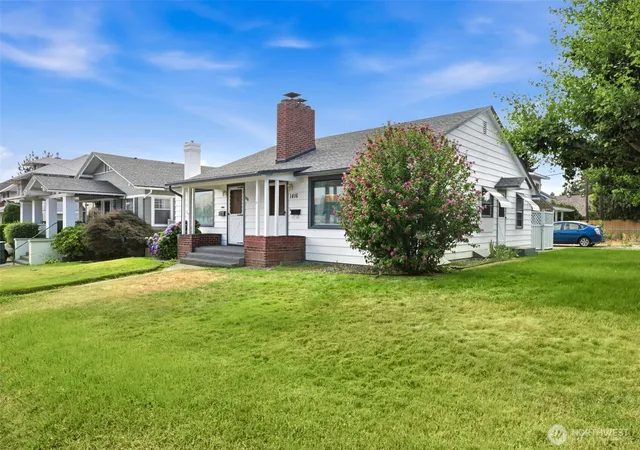 Photo 2 of Sale Pending at 1414 W Yakima Ave, Yakima, WA 98902 | MLS# NWM2553676 | Listing updated on 2026-09-25