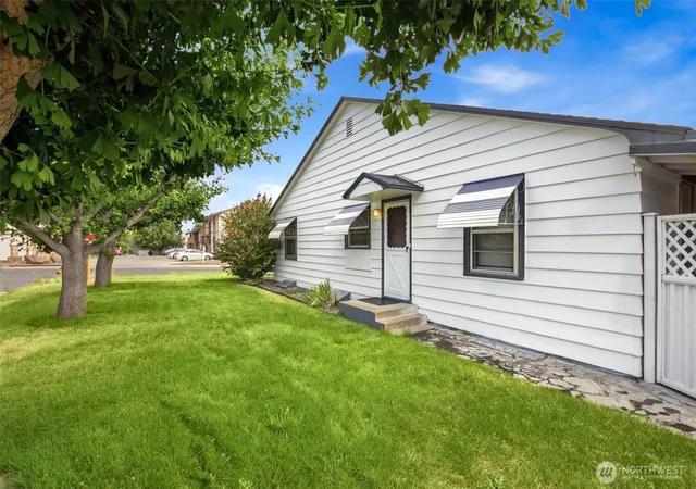 Photo 3 of Sale Pending at 1414 W Yakima Ave, Yakima, WA 98902 | MLS# NWM2553676 | Listing updated on 2026-09-25