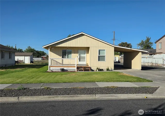 Photo 2 of Single family home for sale at 714 S Michael St, Moses Lake, WA 98837 | MLS# NWM2553701 | Listing updated on 2026-09-29