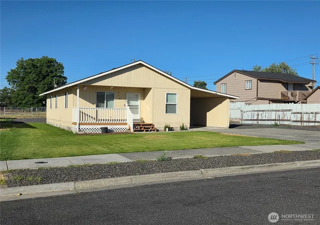 Photo 4 of Single family home for sale at 714 S Michael St, Moses Lake, WA 98837 | MLS# NWM2553701 | Listing updated on 2026-09-29
