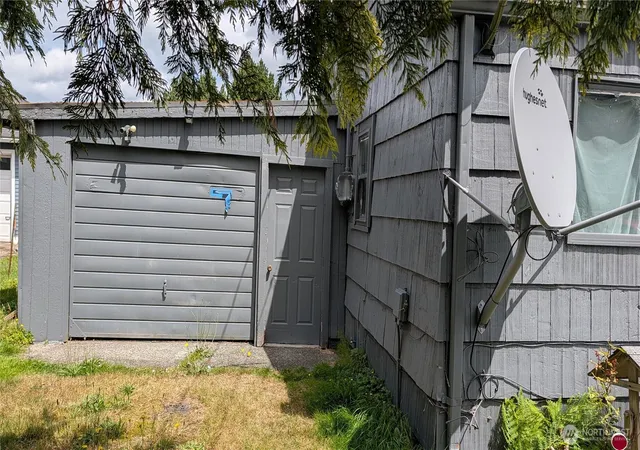 Photo 3 of Sale Pending at 222 E King St, Aberdeen, WA 98520 | MLS# NWM2553718 | Listing updated on 2026-09-25