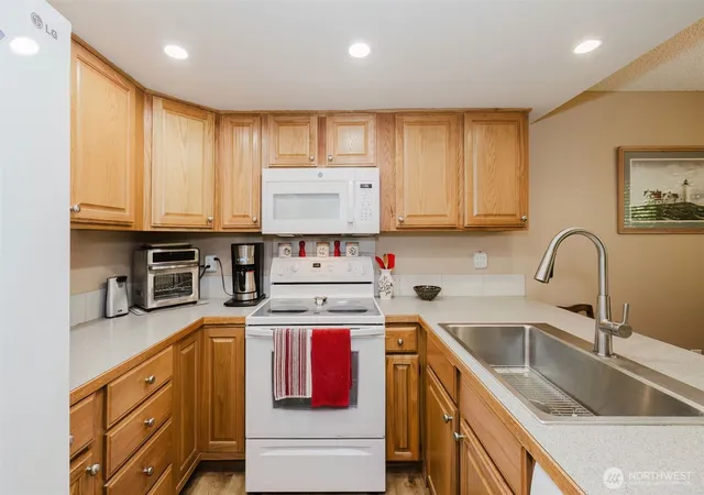 Photo 4 of Condo for sale at 2969 SE Mile Hl Dr #E2, Port Orchard, WA 98366 | MLS# NWM2553739 | Listing updated on 2026-09-22