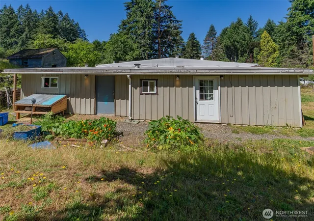Photo 3 of Single family home for sale at 533 E Walnut St, Shelton, WA 98584 | MLS# NWM2553861 | Listing updated on 2026-09-22