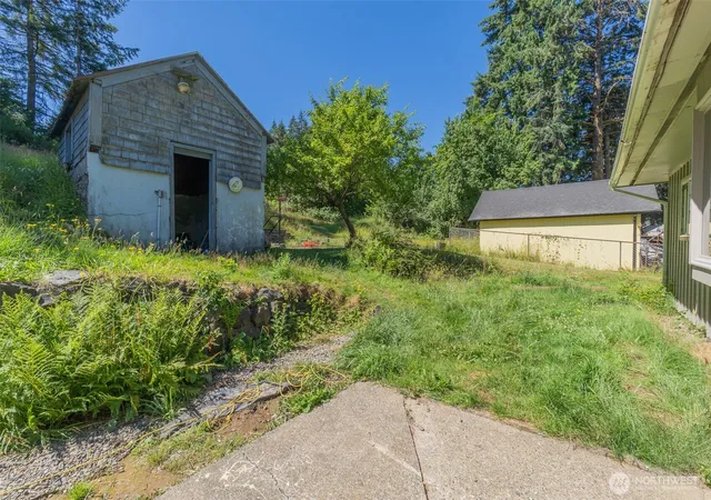 Photo 4 of Single family home for sale at 533 E Walnut St, Shelton, WA 98584 | MLS# NWM2553861 | Listing updated on 2026-09-22