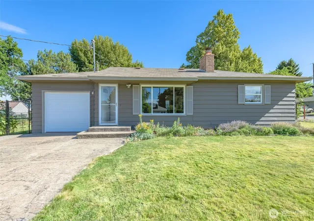 Photo 3 of Sale Pending at 1385 Tedford St Se, East Wenatchee, WA 98802 | MLS# NWM2553929 | Listing updated on 2026-08-19