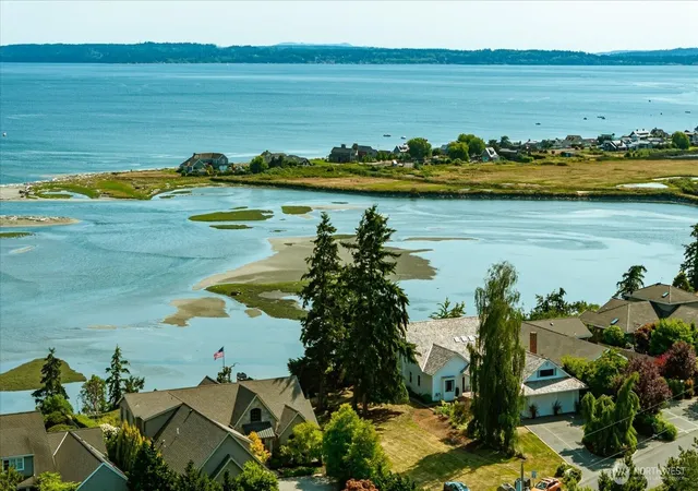 Photo 2 of Contingent at 2374 Soundview Dr, Langley, WA 98260 | MLS# NWM2553984 | Listing updated on 2026-10-02