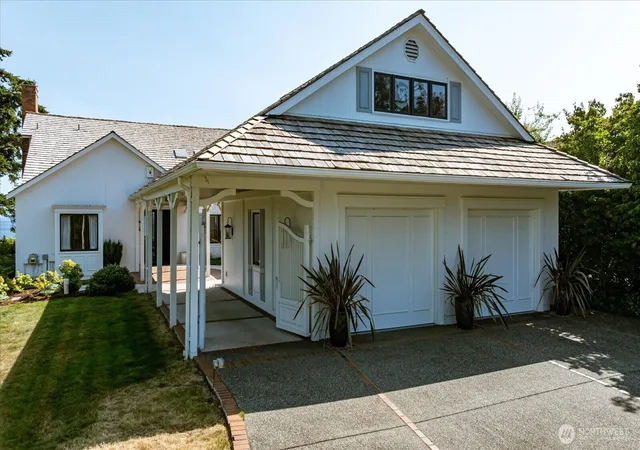 Photo 3 of Contingent at 2374 Soundview Dr, Langley, WA 98260 | MLS# NWM2553984 | Listing updated on 2026-10-02