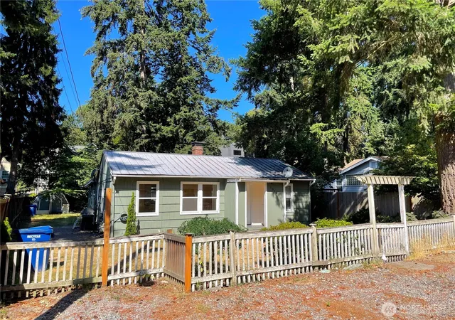 Photo 3 of Townhouse for sale at 13729 Stone Ave N, Seattle, WA 98133 | MLS# NWM2554012 | Listing updated on 2026-09-22