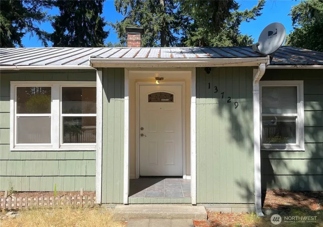 Photo 3 of Townhouse for sale at 13729 Stone Ave N, Seattle, WA 98133 | MLS# NWM2554012 | Listing updated on 2026-09-22