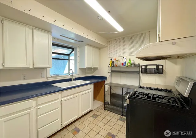 Photo 4 of Townhouse for sale at 13729 Stone Ave N, Seattle, WA 98133 | MLS# NWM2554012 | Listing updated on 2026-09-22