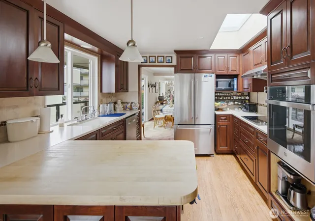 Photo 3 of Sale Pending at 565 -569 Lee St, Seattle, WA 98109 | MLS# NWM2554111 | Listing updated on 2026-09-25