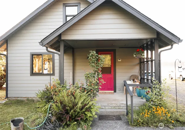 Photo 3 of House for sale at 1378 Ocean Beach Rd, Hoquiam, WA 98550 | MLS# NWM2554155 | Listing updated on 2026-09-22