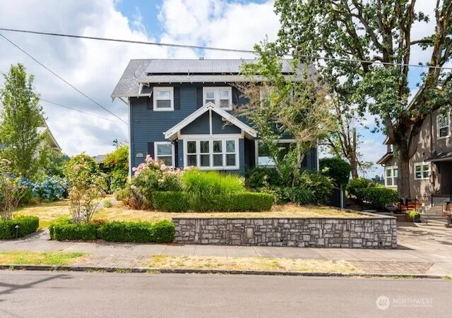 Photo 2 of Single family home for sale at 909 Center St, Oregon City, OR 97045 | MLS# NWM2554164 | Listing updated on 2026-09-22