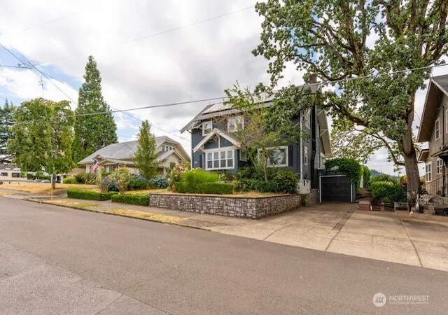 Photo 3 of Single family home for sale at 909 Center St, Oregon City, OR 97045 | MLS# NWM2554164 | Listing updated on 2026-09-22
