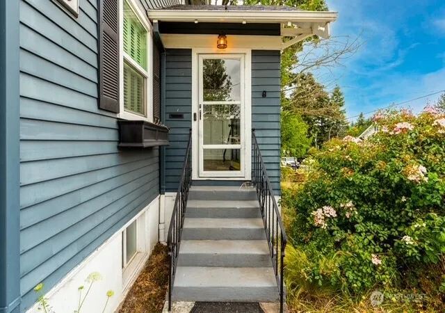 Photo 3 of Single family home for sale at 909 Center St, Oregon City, OR 97045 | MLS# NWM2554164 | Listing updated on 2026-09-22
