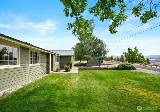 Photo 3 of Single family home for sale at 820 Summit Blvd, Manson, WA 98831 | MLS# NWM2554180 | Listing updated on 2026-09-27