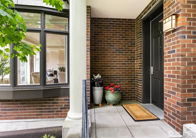 Photo 2 of Townhouse for sale at 725 Harvard Ave E, Seattle, WA 98102 | MLS# NWM2554314 | Listing updated on 2026-09-28