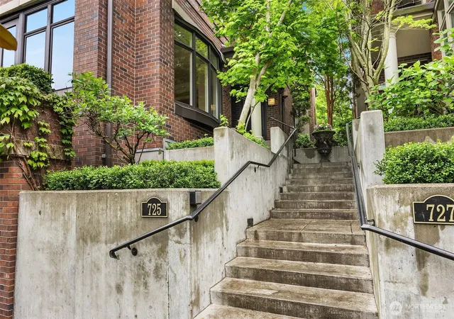 Photo 3 of Townhouse for sale at 725 Harvard Ave E, Seattle, WA 98102 | MLS# NWM2554314 | Listing updated on 2026-09-28
