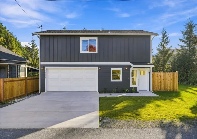 Photo 2 of Single family home for sale at 1711 12th Street #B, Everett, WA 98201 | MLS# NWM2554381 | Listing updated on 2026-10-21
