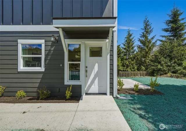 Photo 2 of Single family home for sale at 1711 12th Street #B, Everett, WA 98201 | MLS# NWM2554381 | Listing updated on 2026-10-01