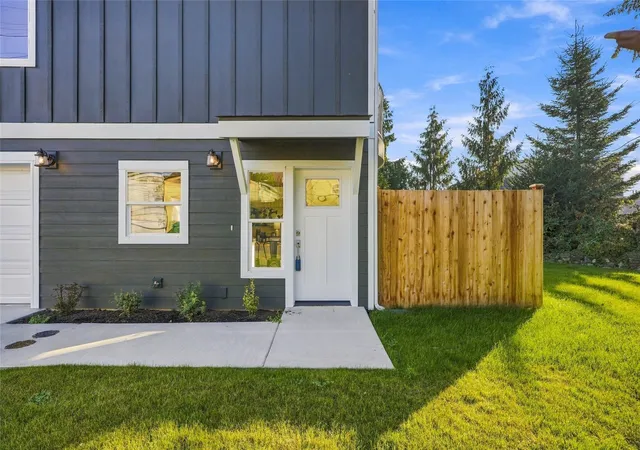 Photo 3 of Single family home for sale at 1711 12th Street #B, Everett, WA 98201 | MLS# NWM2554381 | Listing updated on 2026-10-21