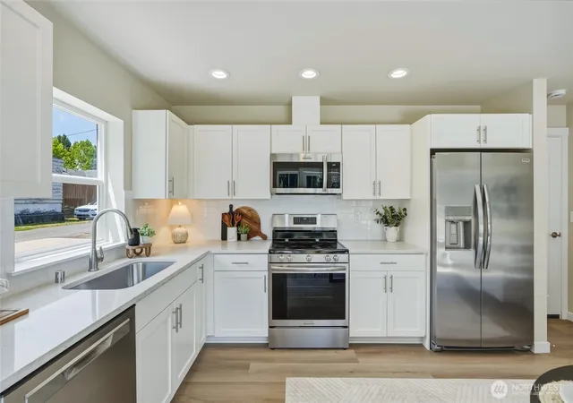 Photo 4 of Single family home for sale at 1711 12th Street #B, Everett, WA 98201 | MLS# NWM2554381 | Listing updated on 2026-10-01