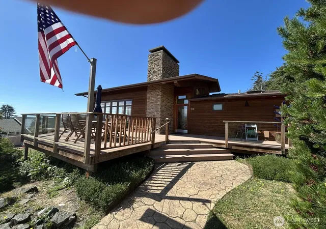 Photo 4 of Sale Pending at 31 N Rhododendron Dr, Port Townsend, WA 98368 | MLS# NWM2554434 | Listing updated on 2026-09-25