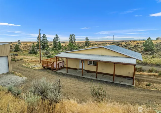 Photo 4 of Single family home for sale at 612 Road S SW, East Wenatchee, WA 98802 | MLS# NWM2554473 | Listing updated on 2026-09-23