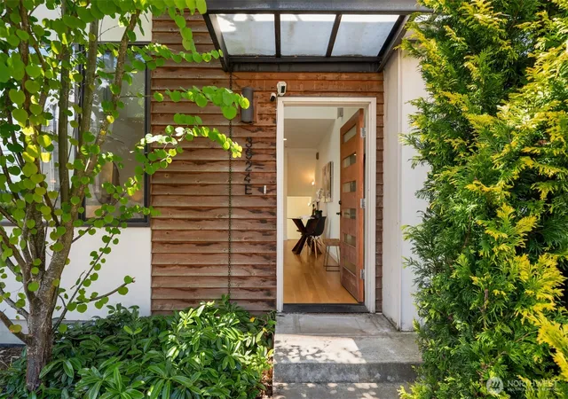Photo 2 of Townhouse for sale at 3924 Linden Ave N #E, Seattle, WA 98103 | MLS# NWM2554556 | Listing updated on 2026-09-22