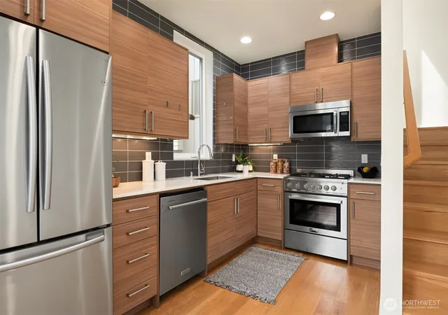 Photo 4 of Townhouse for sale at 3924 Linden Ave N #E, Seattle, WA 98103 | MLS# NWM2554556 | Listing updated on 2026-09-22