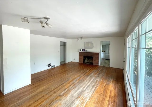 Photo 3 of Sale Pending at 14301 Meridian Ave N, Seattle, WA 98133 | MLS# NWM2554607 | Listing updated on 2026-09-21