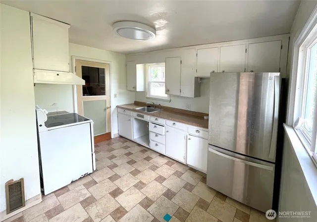 Photo 4 of Sale Pending at 14301 Meridian Ave N, Seattle, WA 98133 | MLS# NWM2554607 | Listing updated on 2026-09-21