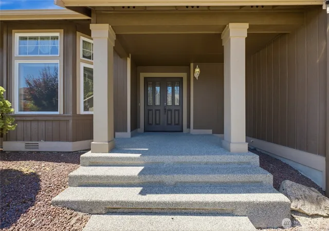 Photo 3 of Single family home for sale at 19413 5th Avenue S, Des Moines, WA 98148 | MLS# NWM2554695 | Listing updated on 2026-09-23