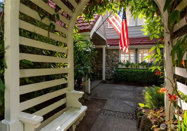Photo 3 of Sale Pending at 2425 Marine Dr, Bremerton, WA 98312 | MLS# NWM2554707 | Listing updated on 2026-09-26