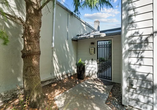 Photo 4 of Condo for sale at 5912 California Ave SW #201, Seattle, WA 98136 | MLS# NWM2554817 | Listing updated on 2026-09-22