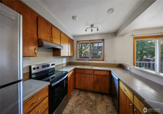 Photo 3 of Sale Pending at 368 NW Columbia Dr, Oak Harbor, WA 98277 | MLS# NWM2554823 | Listing updated on 2026-09-02