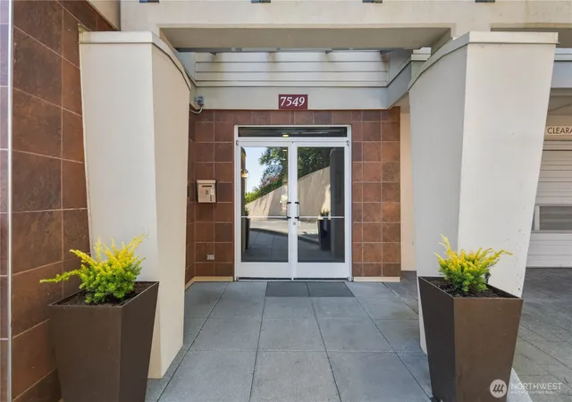 Photo 3 of Condo for sale at 7549 Se 29th Street #103, Mercer Island, WA 98040 | MLS# NWM2554831 | Listing updated on 2026-10-01