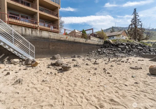 Photo 4 of Condo for sale at 322 W Woodin Ave #713, Chelan, WA 98816 | MLS# NWM2554873 | Listing updated on 2026-09-22